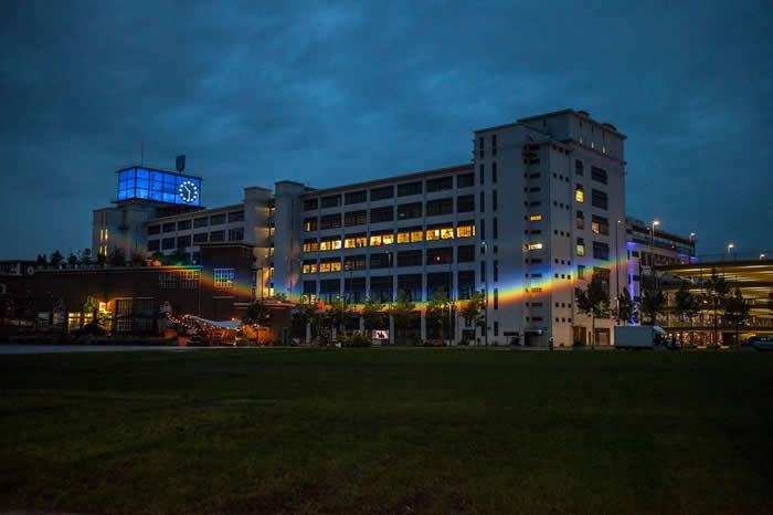 投射在荷兰恩荷芬「钟楼」(Klokgebouw)外墙上的彩虹,这是2016年的「天气不天气」(Weather or Not)特展的一部分。 PHOTOGRAPH