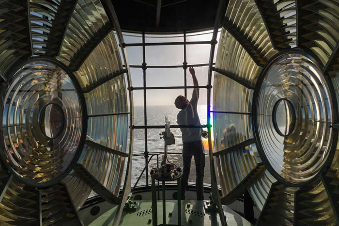 在澳洲西部卢文角灯塔(Cape Leeuwin Lighthouse)的幕后工作照。 PHOTOGRAPH BY BEWLEY SHAYLOR