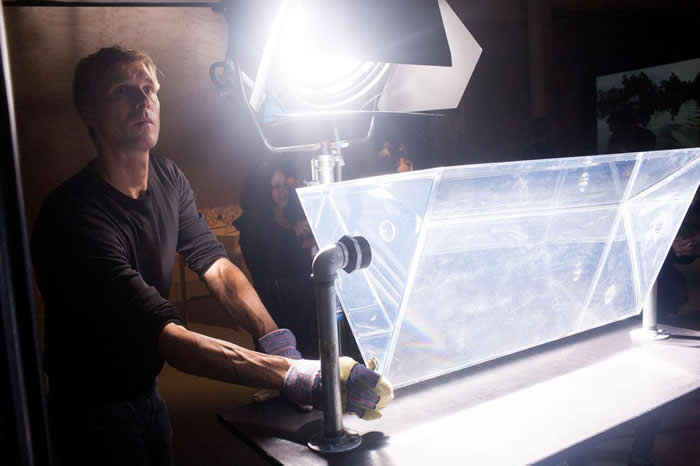 史密尔德在荷兰恩荷芬(Eindhoven)的「MU艺术空间」示范他的三稜鏡。 PHOTOGRAPH BY HANNEKE WETZER