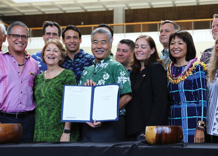 伊盖(中)签署法案,禁售部分防晒用品。