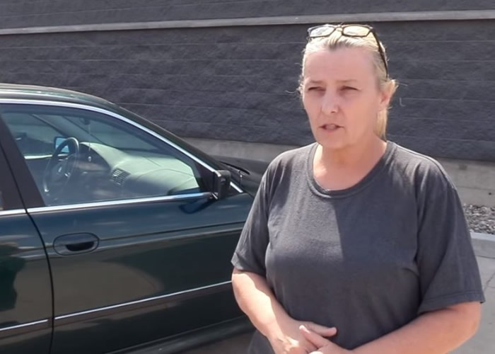 阿伦不幸遇上天降粪便,导致眼部不适。