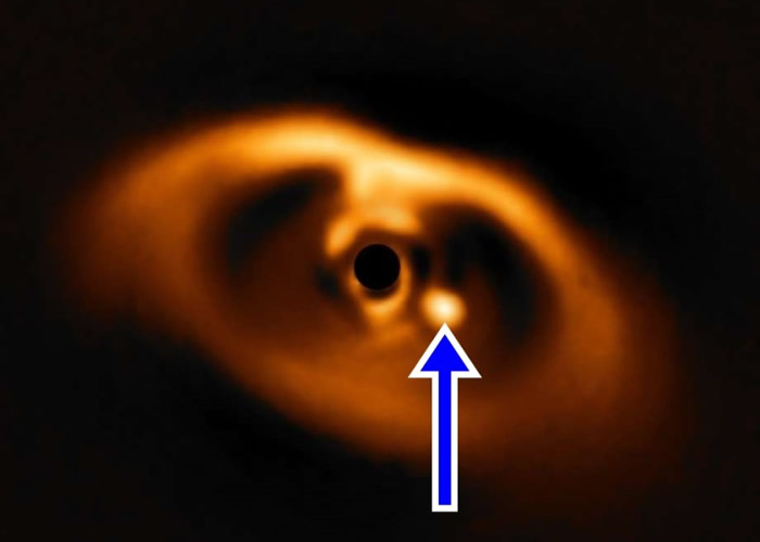 新生行星(蓝箭咀示)四周有星尘及强光围绕,令观察一度受阻。