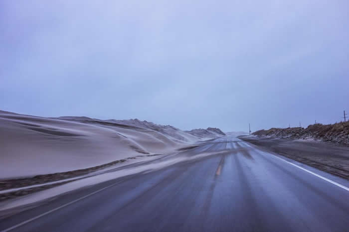 ���紵Ϯ��ɳ�������˱����������ݵ�12�Ź�·����ɵ�·��ա����ı������������ñ����˰��Խ��Խ���صĸ����� PHOTOGRAPH BY JOHN TULLY