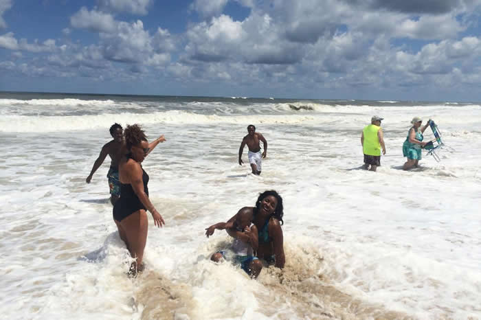 һ��������ӱ�����������Сӥ��̲�ϻ�Ц�����������˿���Сӥ��������������������ܹ�����4170����Ԫ��2017���һ��������̲�ƻ�����beach renour