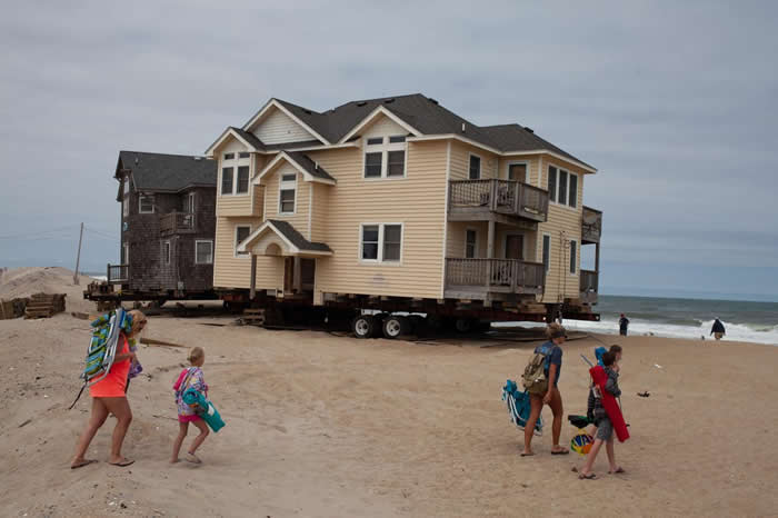 �����ܵ��籩����ʴ�ͺ�ƽ�������ȸ�����в����Ƭ���ⶰλ�ڱ������������޵��ص�סլ�ͱ�װ���ϳ����ᵽԶ�뺣���ĵط��� PHOTOGRAPH BY JOHN TUL