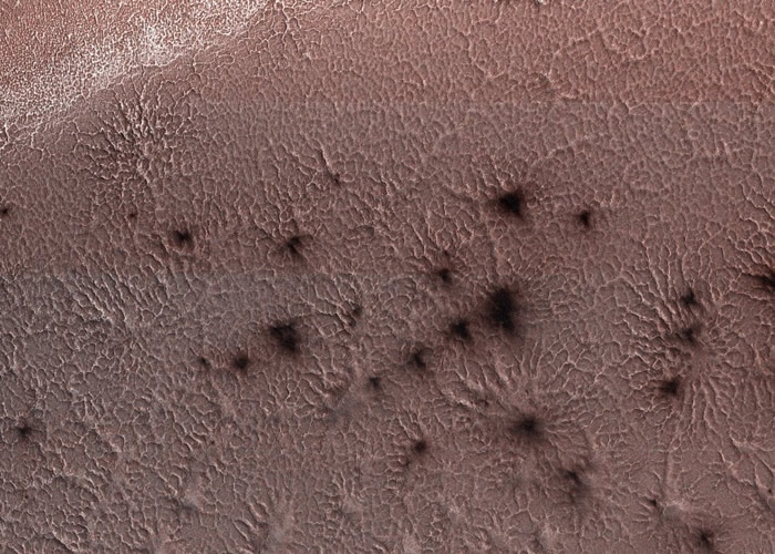 火星南极表面出现数十只“蜘蛛”?原来是地底气体喷发沉积物