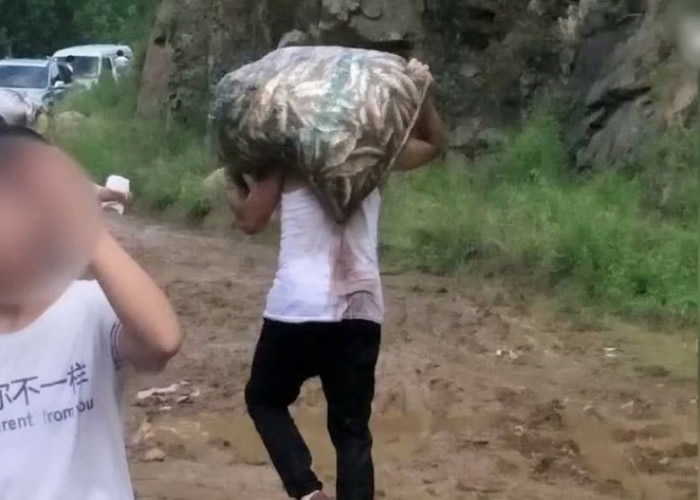 河南洛阳汝阳县石柱沟水库现“鱼瀑布” 全村争相捞捕