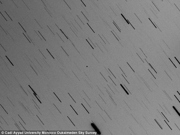 罕见双小行星2017 YE5飞掠地球