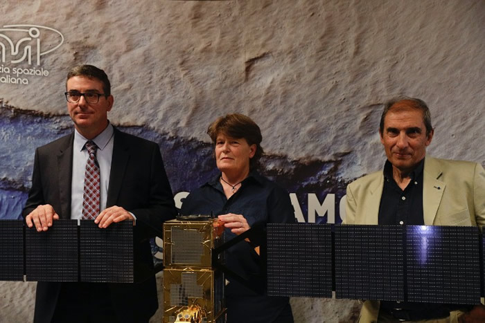 奥罗塞伊(左)等几位科学家公布研究成果。