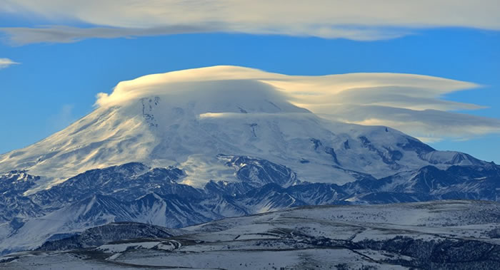 俄罗斯人乘气球飞越欧洲最高峰“厄尔布鲁士山”创下飞行记录
