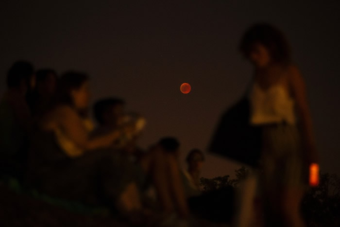 西班牙首都马德里有市民聚集,观赏血月。