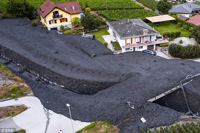 瑞士阿尔卑斯山小村庄遭受恐怖“黑色土石流”侵袭