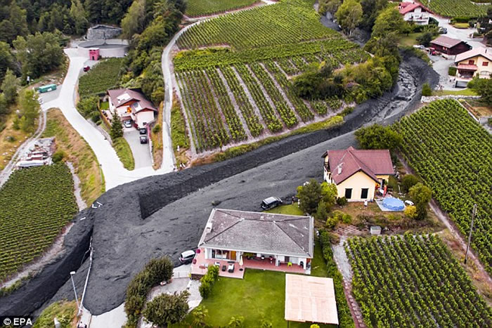 瑞士阿尔卑斯山小村庄遭受恐怖“黑色土石流”侵袭