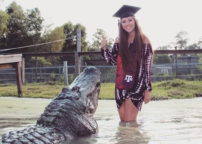 美国德州农工大学女毕业生Makenzie Noland跳进池塘和4.2米长鳄鱼拍摄毕业照