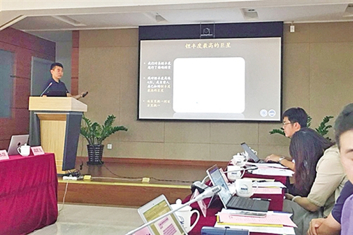 闫宏亮在介绍新近发现的富锂巨星。 沈慧 摄
