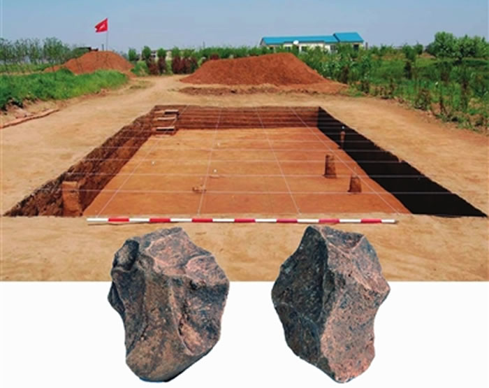 沈阳农业大学后山11万年前古人类遗址考古发掘现场和两块打制石器。