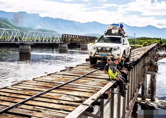 一行4人在途中合照。