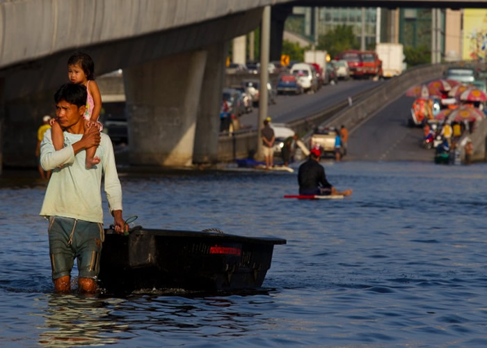 水灾严重威胁市民的生命和财产。