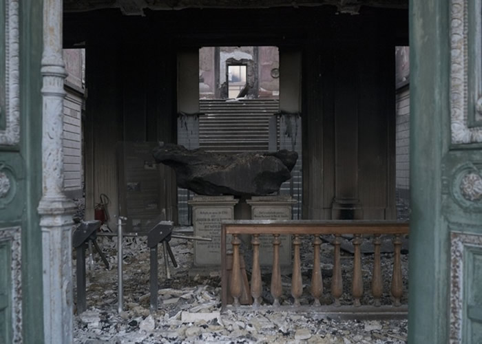 本德戈陨石抵御大火高温,屹立瓦砾中。