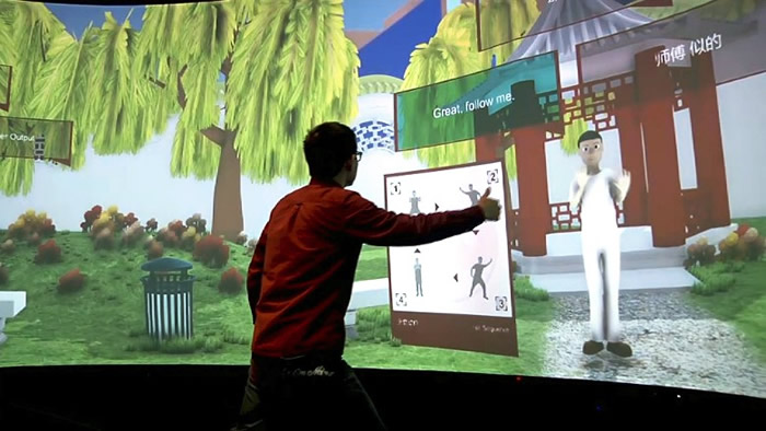 用家在庭园模仿画面中的师傅学习太极。