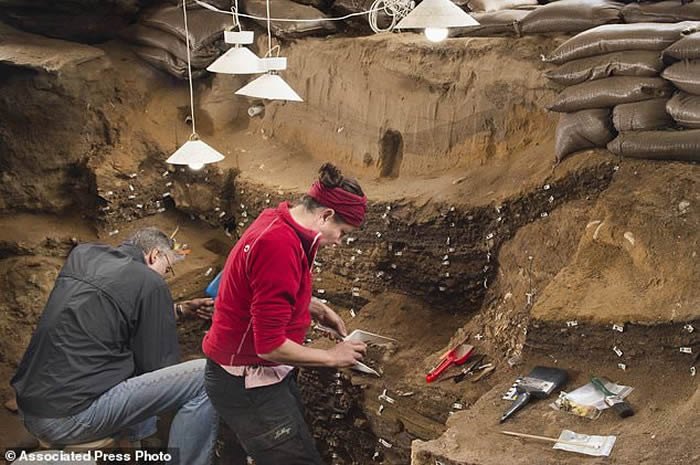 人类最早绘制的“画作”？南非布隆伯斯洞穴硅结砾岩上发现73000年前十字形图案