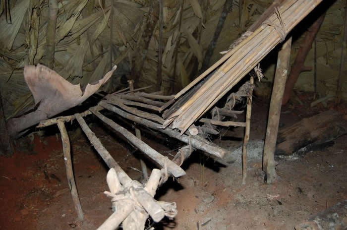 孤独幸存者的茅屋内部。 COURTESY ACERVO/FUNAI