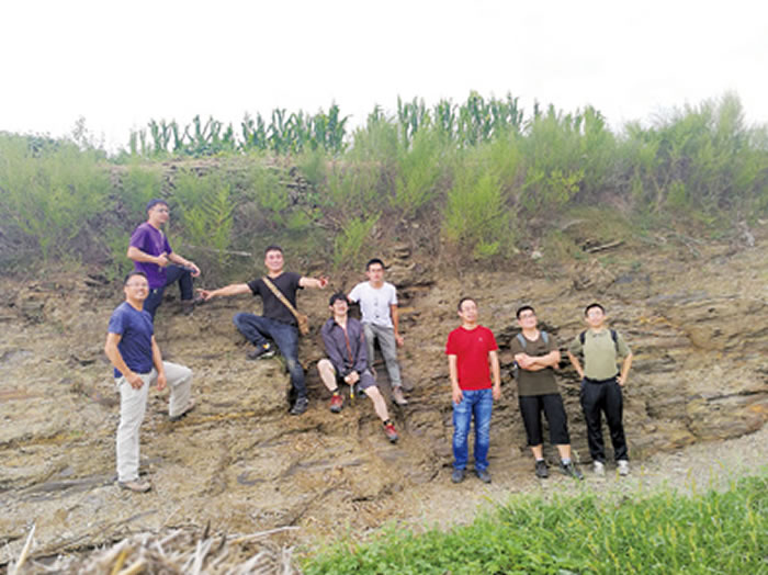 几位古生物地质学大咖(左起为汪筱林、向龙、汪瑞杰、蒋顺兴、周红娇、张嘉良、李阳、裘锐)在莱阳团旺化石点。