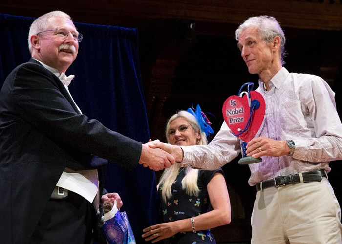 瓦尔廷加(左)从颁奖嘉宾手上接获奖项。