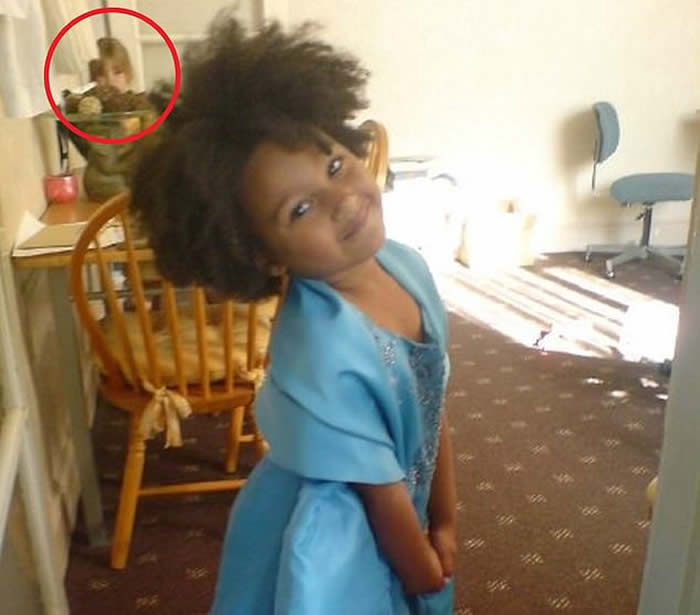 照片中的阿耶萨后面，有个像是索菲的小女孩在偷看。