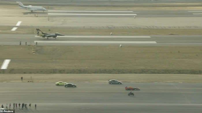 土耳其航天科技展“最强对最强”赛事:摩托车、赛车、跑车、商业喷射机及战机竞速