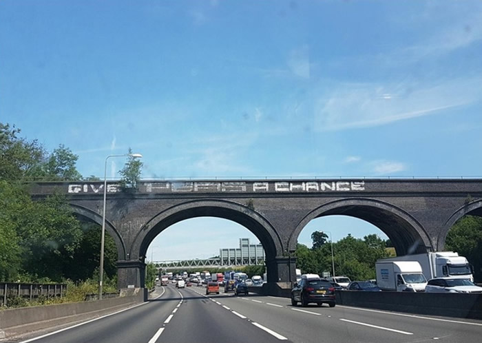 英国伦敦一座大桥桥身涂鸦神秘文字“GIVE PEAS A CHANCE”至今未解 5000人联署要求保留