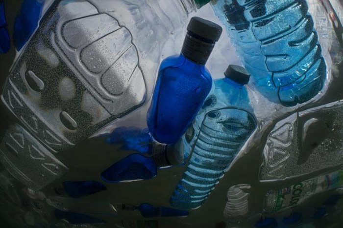 像这种塑胶瓶之类的塑胶垃圾,是海洋清理基金会的垃圾收集机首要清除的目标。该机器在2018年9月8日星期六下水出海。 PHOTOGRAPH BY RANDY OL