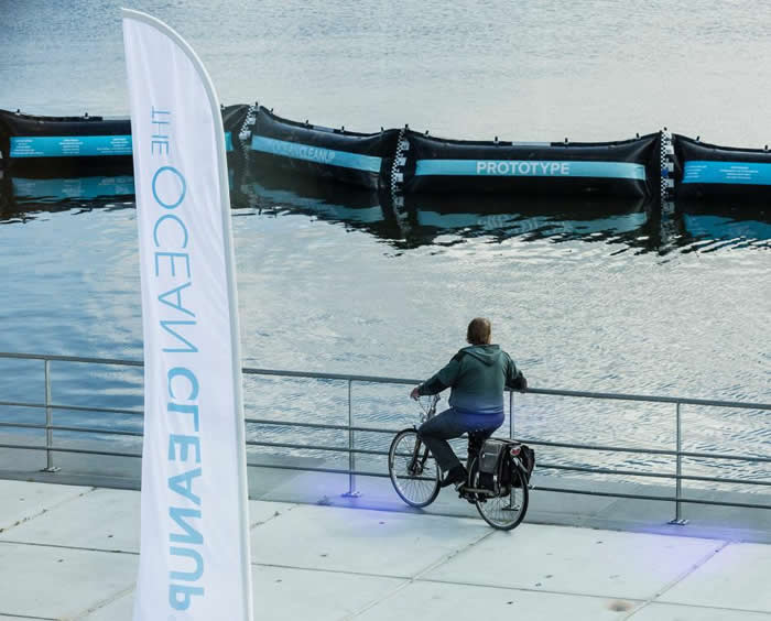 海洋清理基金会的北海原型机漂浮于水上,摄于2016年6月22日荷兰海牙。 PHOTOGRAPH BY MICHEL PORRO, GETTY IMAGES