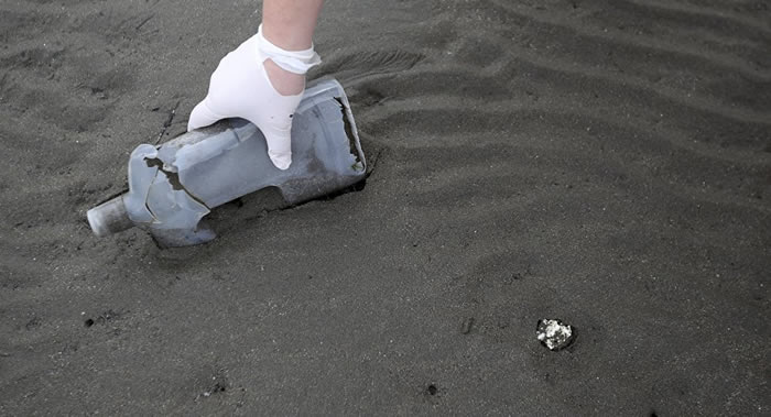 中国科学家合成可在海水中自行降解的塑料