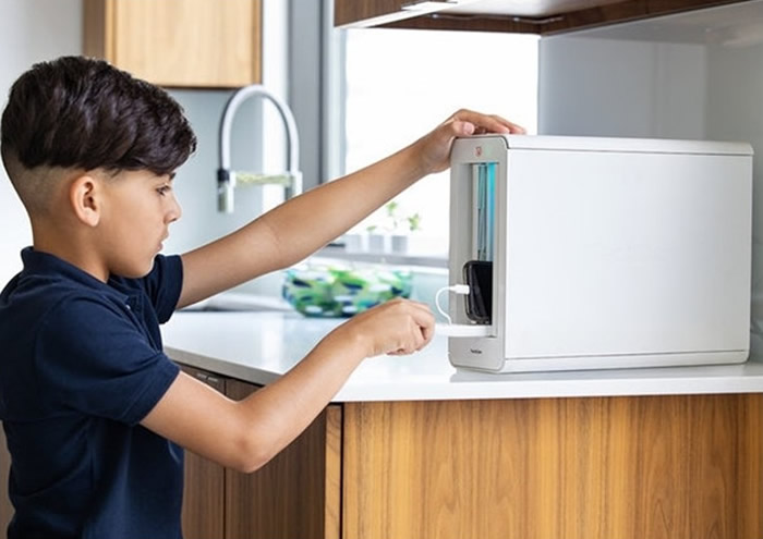 盒子平日会自动上锁,只在父母设定的时间打开,令孩子不再做低头族。