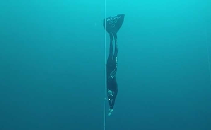 意大利自由潜水女选手祖西尼(Alessia Zecchini)一口气下潜107公尺突破极限再创世界纪录