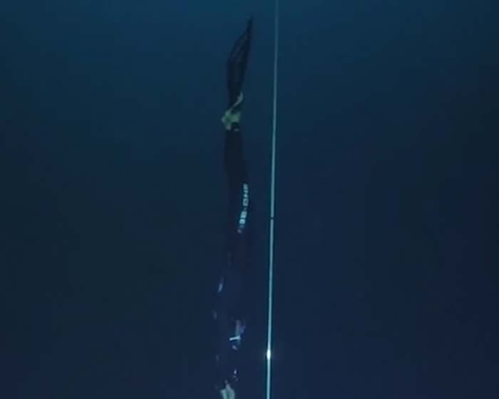 意大利自由潜水女选手祖西尼(Alessia Zecchini)一口气下潜107公尺突破极限再创世界纪录