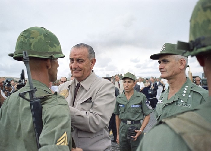 詹森(左二)不想越战扩大。