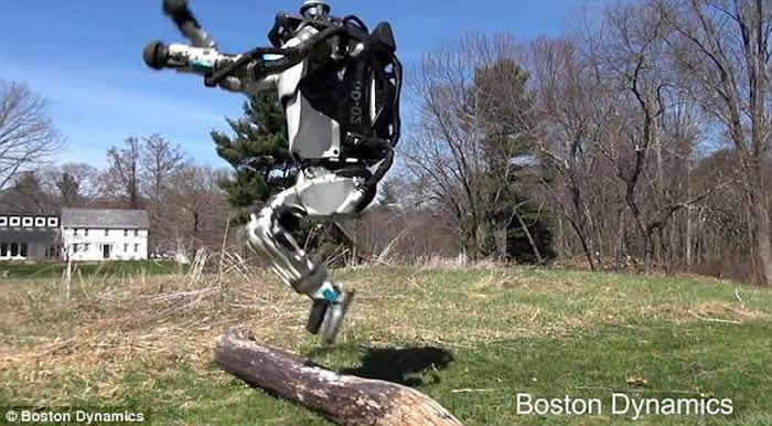 美国波士顿动力公司的类人类机器人“Atlas”会后空翻还会跑酷