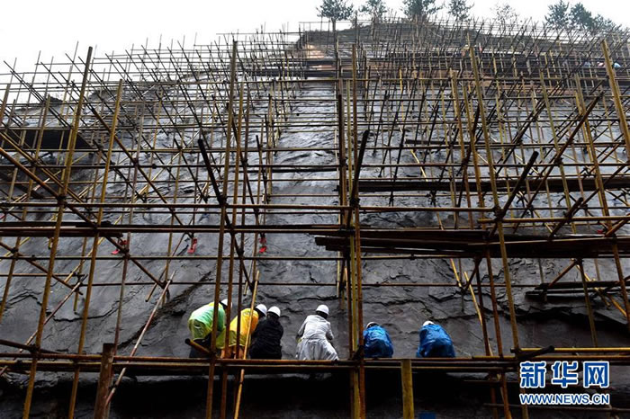 10月15日,工作人员在北京延庆世界地质公园对恐龙足迹化石开展试验性保育工作。 新华社记者 罗晓光 摄