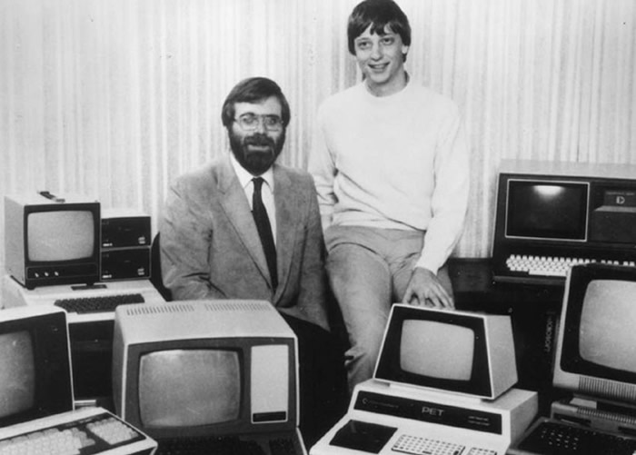 保罗艾伦(左)与盖茨(右)于1981年拍摄的经典微软合照。