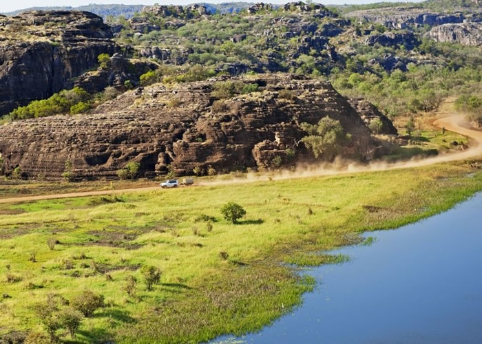 死者在阿纳姆地的海岸与家人钓鱼。