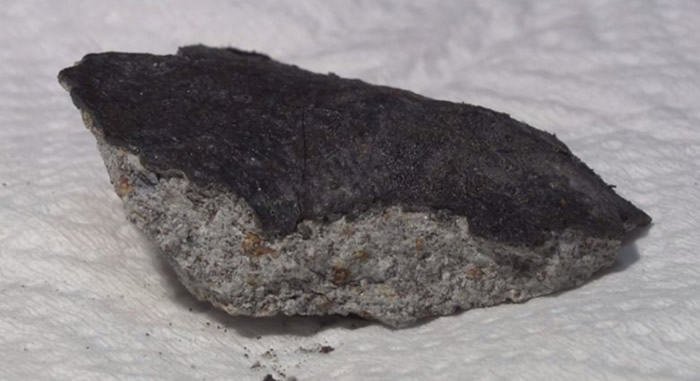 击中民居的陨石。