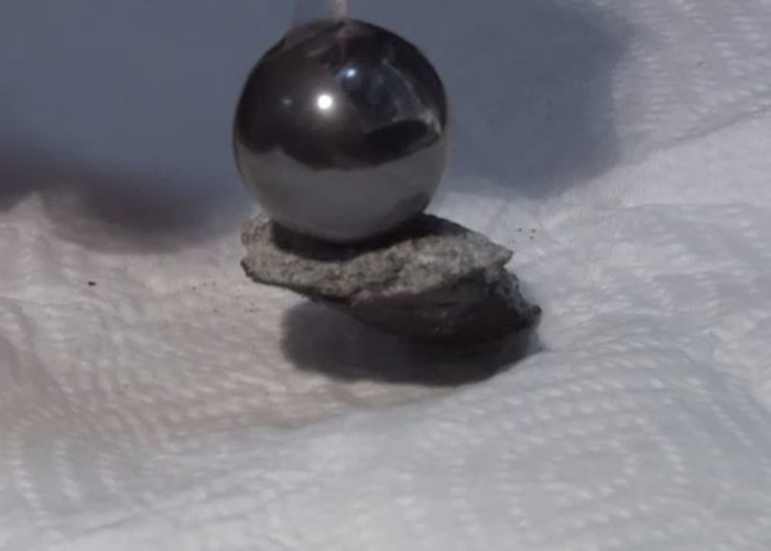 陨石可被磁铁(圆形物)吸起。