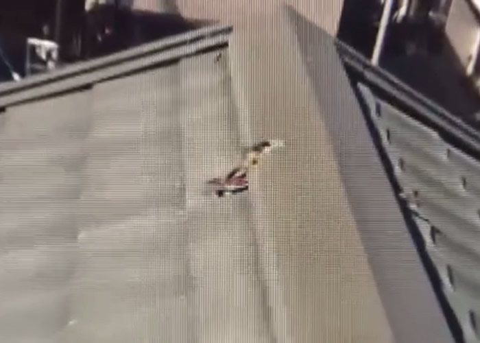 民居的屋顶被陨石撞穿。