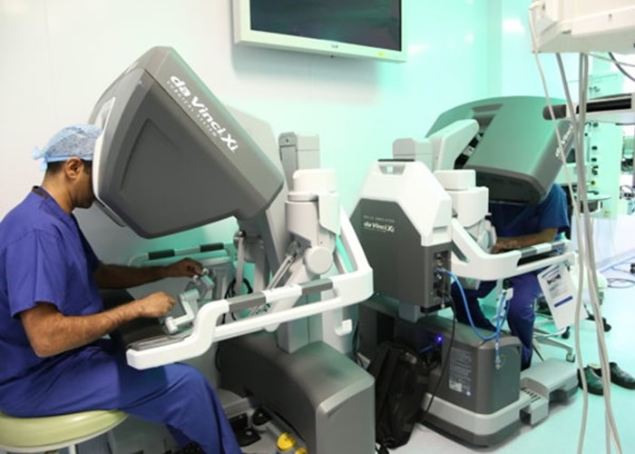 医生在旁控制“达芬奇Xi”。