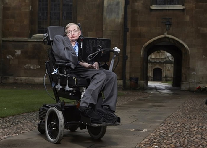 霍金的招牌轮椅为人熟知。