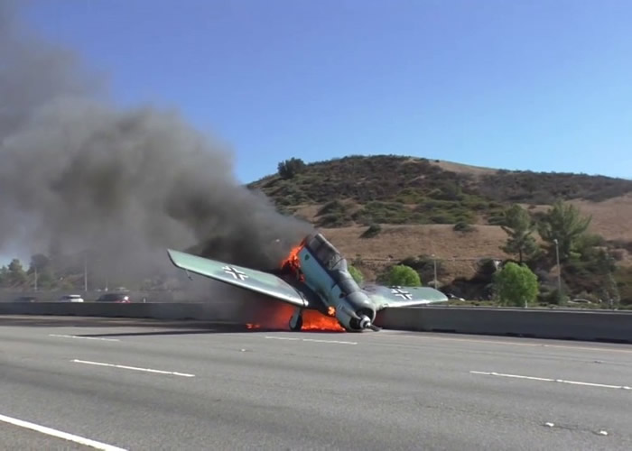 ��������һ��ӡ���ɴ�¾���ǵ�С�ͷɻ��ڸ��ٹ�·��׹��