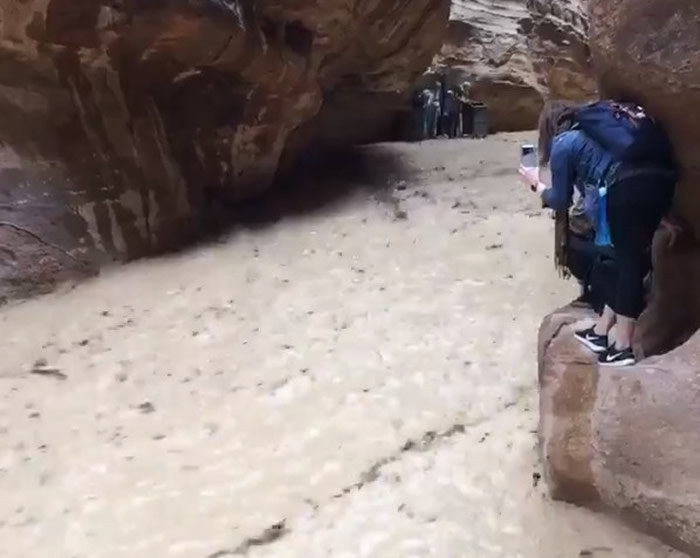 世界七大奇景之一的约旦佩特拉古城在泥石流夹击下变成一片汪洋