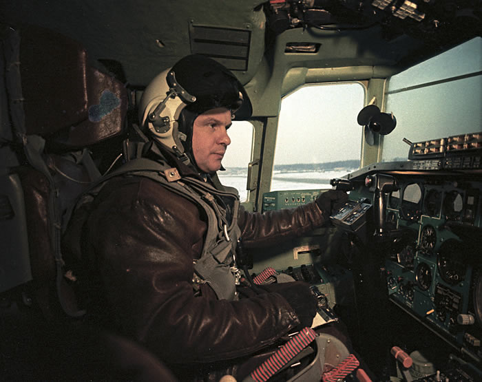 1968年12月31日,埃杜阿尔·耶良试飞员机组成功试飞首款图-144样机